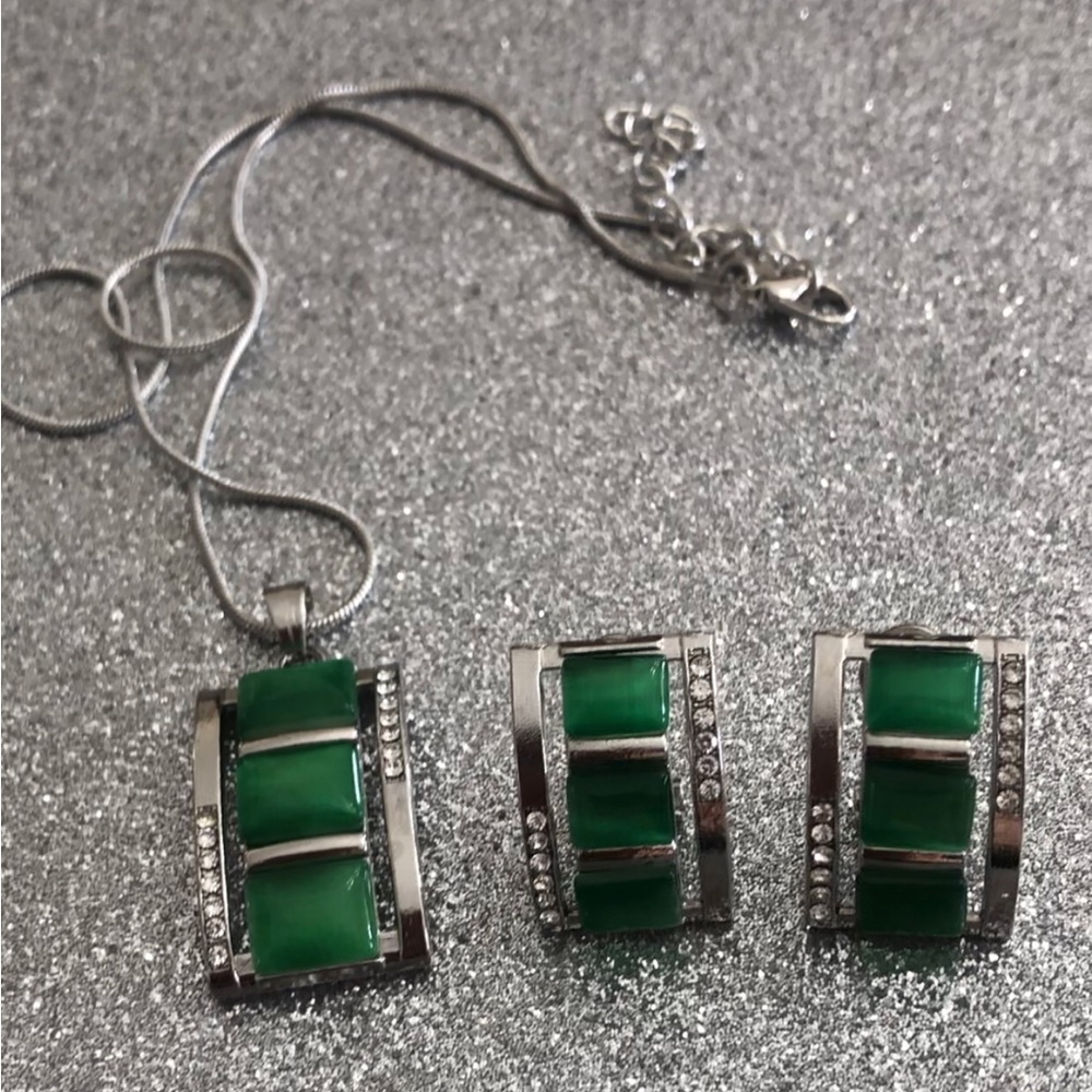 104. NEW Necklace & Earrings Jewelry Set